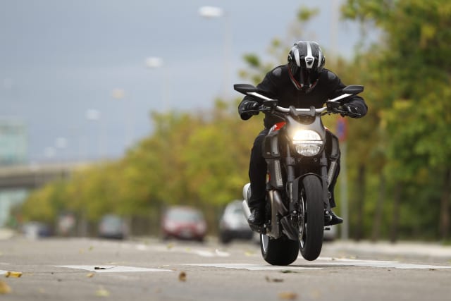 72_Diavel_Carbon.jpg