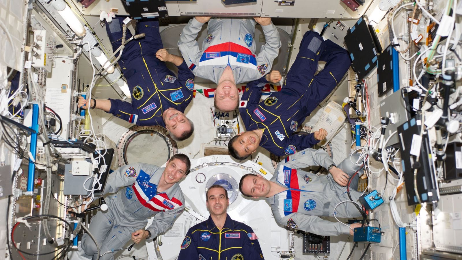 Космонавт трахает напарницу на космическом корабле