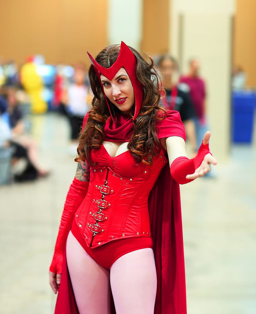 Алая ведьма косплей. Алая ведьма Cosplay. Костюм комикон алая ведьма. Scarlet Witch косплей.