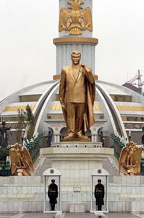 Sparmyrat Niyazov, l’improbabile condottiero del Turkmenistan