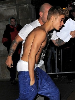 Justin Bieber Returns To His Hotel Shirtless