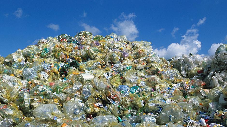 Riciclare la “plastica”: perchè è (quasi) impossibile