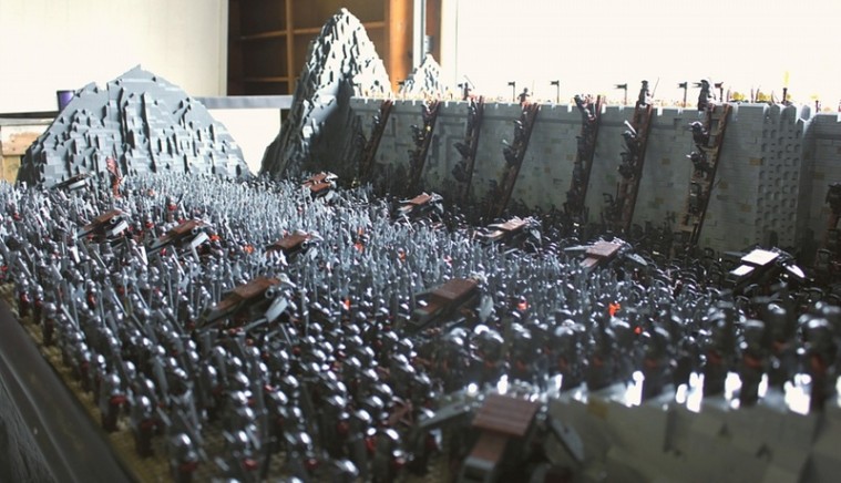 La battaglia del Fosso di Elm ricreata con 150.000 mattoncini e 1700 minifigure