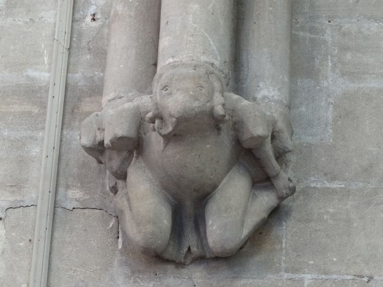 Sheela-Na-Gig nella chiesa di Notre Dame a Bernières -sur-Mer, Francia