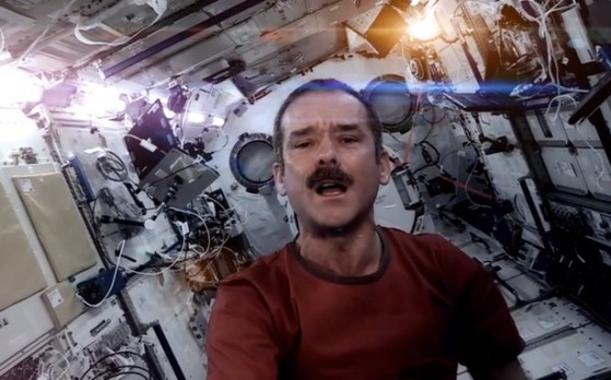 Space Oddity rifatta da Chris Hadfield è il primo videoclip girato nello spazio