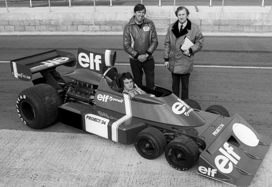 Il pilota Patrick Depailler, il team owner Ken Tyrrell (a sinistra) e Derek Gardner