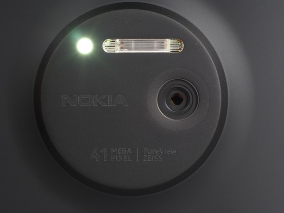 highres-Nokia-Lumia-1020-Black-lens-open-af-light_1379685403