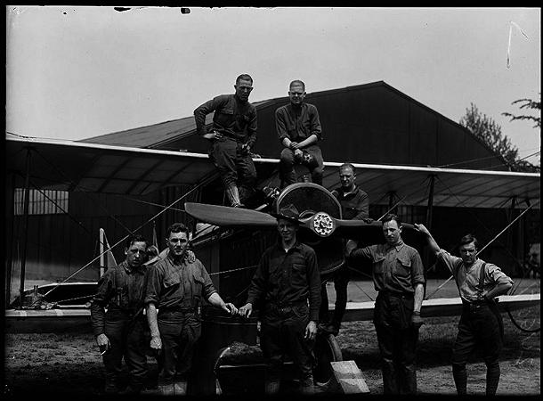 Pioneering_mechanics_of_the_US_Air_Mail_Service_1918