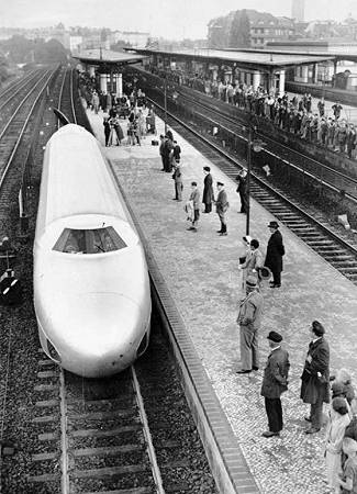 Bundesarchiv_Bild_183-R98029,_Schienenzeppelin_in_Berlin