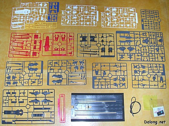 Sprue di vari colori pronte per essere tagliate e da cui si ricavano i vari pezzi del Gunpla.