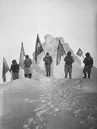Peary e i suoi accompagnatori Inuit in quello che dichiararono essere il Polo Nord