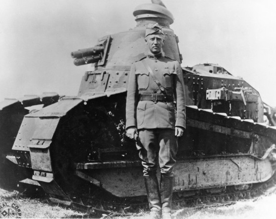 Patton immortalato vicino ad uno dei primi carri armati impiegati in guerra.