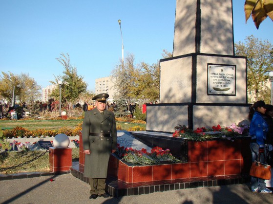 Guardia d'onore presso il monumento ai caduti del disastro di Nedelin, a Baikonur.