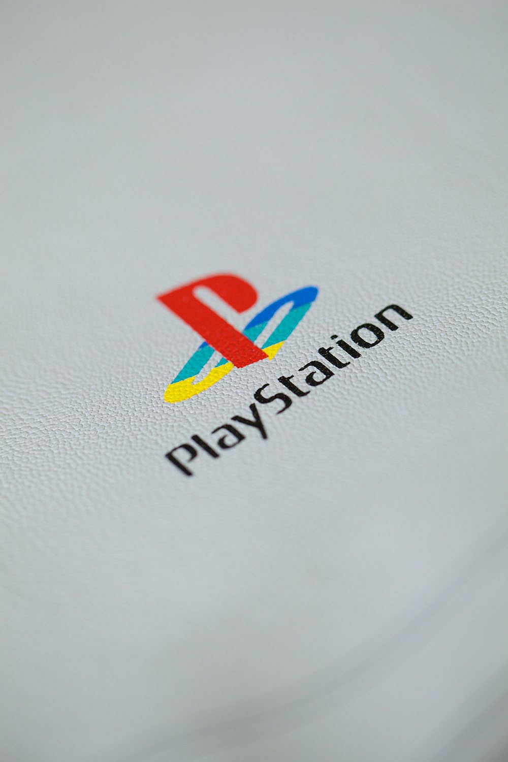 Il ventesimo anniversario di PlayStation celebrato anche con una linea di abbigliamento
