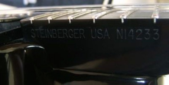 I numeri di serie che iniziano con la N sono stati prodotti nello stabilimento Steinberger originale, quelli con TN sono post acquisizione Gibson. Tecnicamente i prodotti post acquisizione sono equivalenti o addirittura migliori perché ormai il processo produttivo era arrivato all’apice del perfezionamento, ma ovviamente i musicisti vanno a caccia delle “N”, irrazionalmente considerate superiori in quanto ‘originali’. Ironico per uno strumento che fa della razionalità la propria bandiera.