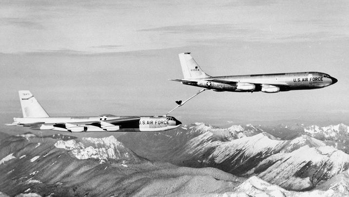 Boeing-KC-135A-BN-58-0004-Sratotanker-refuels-Boeing-B-52G-75-BW-Stratofortess-57-6471