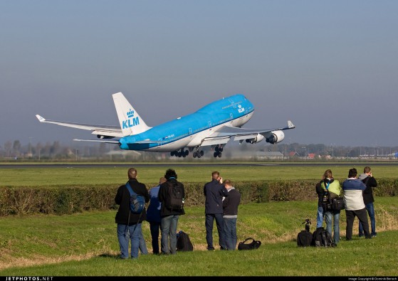 Spotters e curiosi all'aeroporto Schipol-Amsterdam.