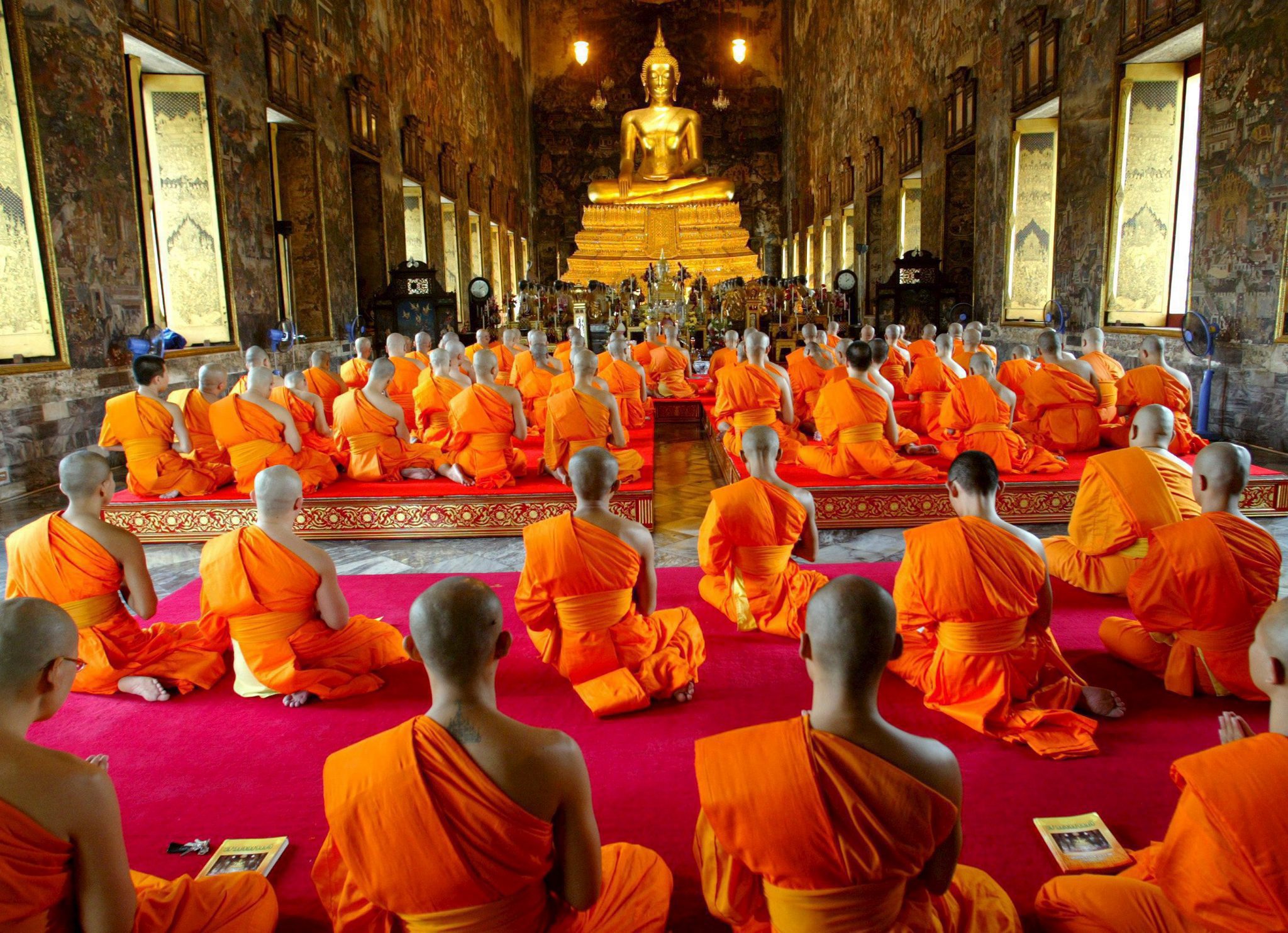 Буддисты это кто. Тхеравада-хинаяна. Тхеравада и махаяна. Буддийский храм Тхеравада Тайланд. Буддизм Тхеравада /хинаяна Будда.