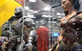 Svelati i nuovi costumi di Superman, Batman e Wonder Woman al SDCC15