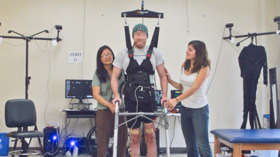 Uomo paralizzato che cammina grazie ad un'interfaccia Bluetooth