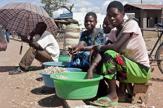 Women_in_Salima_District,_Malawi