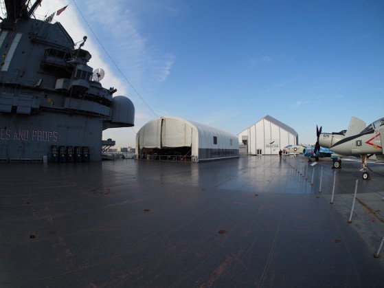 A sinistra vedete l'hangar in cui vengono restaurati o manutenuti gli aerei, mentre a destra si vede il padiglione dello Space Shuttle.