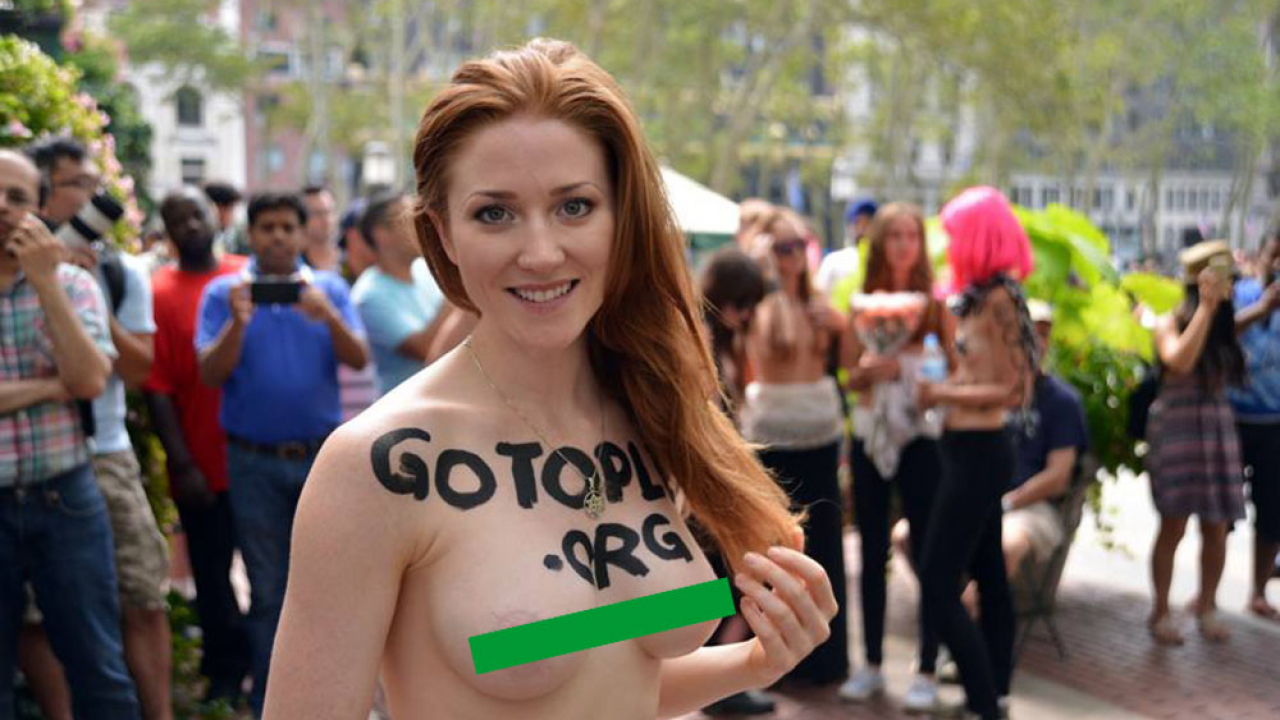 Tutti in topless in nome degli alieni