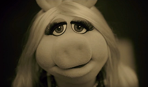 Miss Piggy canta Adele per il promo dei Muppets