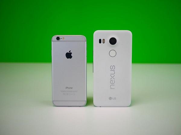 A sinistra l'iPhone 6, a destra il Nexus 5x.