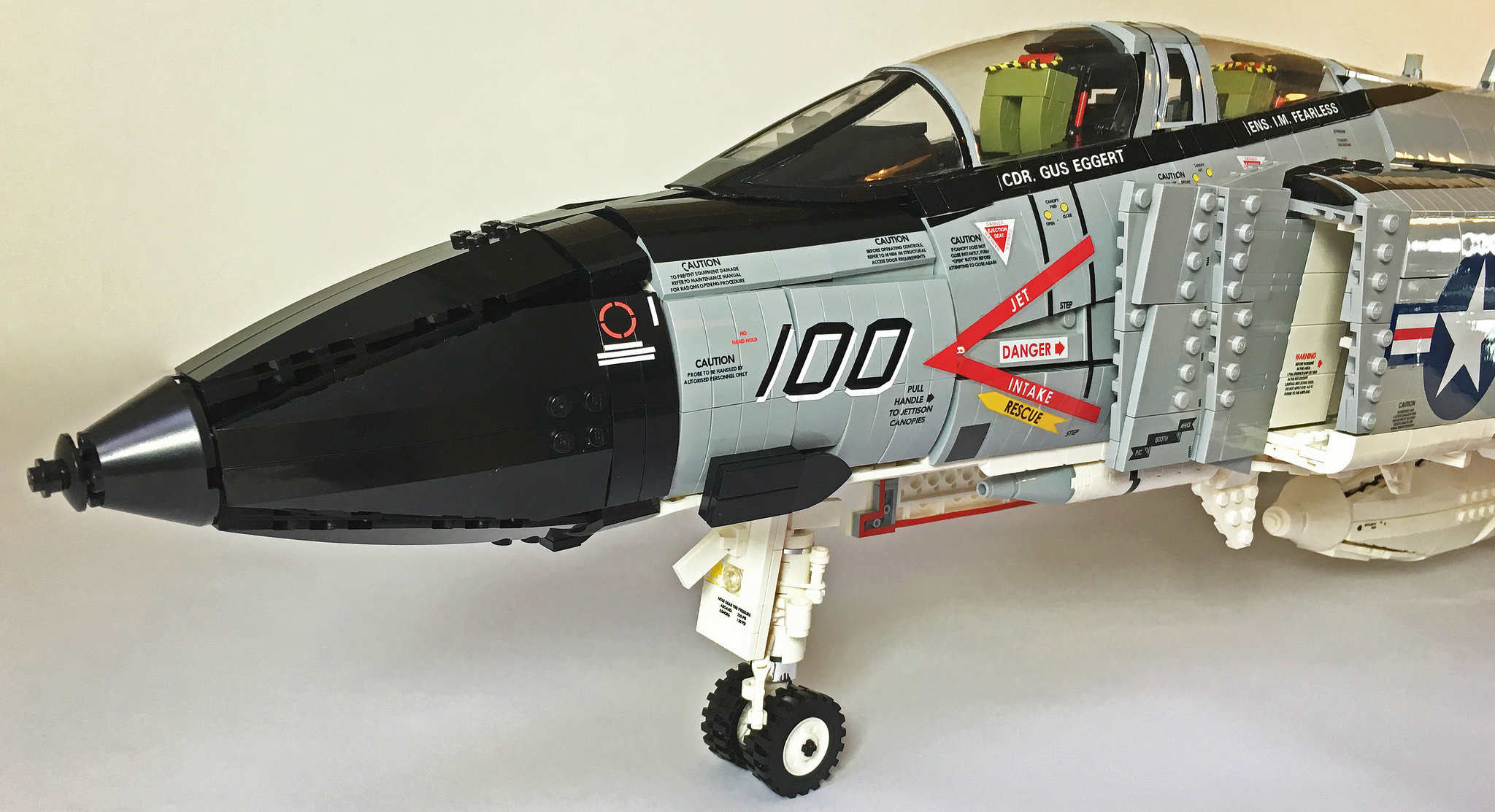 Un F4-Phantom fatto con 6000 mattoncini Lego