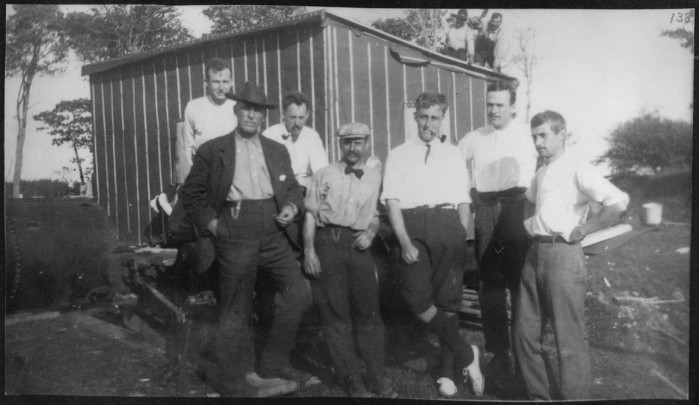 Anche personaggi molto famosi furono travolti da questa "febbre del tesoro", oltre al già citato ex motociclista americano Robert Restall (che perse la vita nel pozzo), anche il futuro presidente USA Franklin Delano Roosvelt, che si recò sull'isola nel 1908-1909 e seguì da vicino la vicenda fino all'inizio della Seconda Guerra Mondiale.
