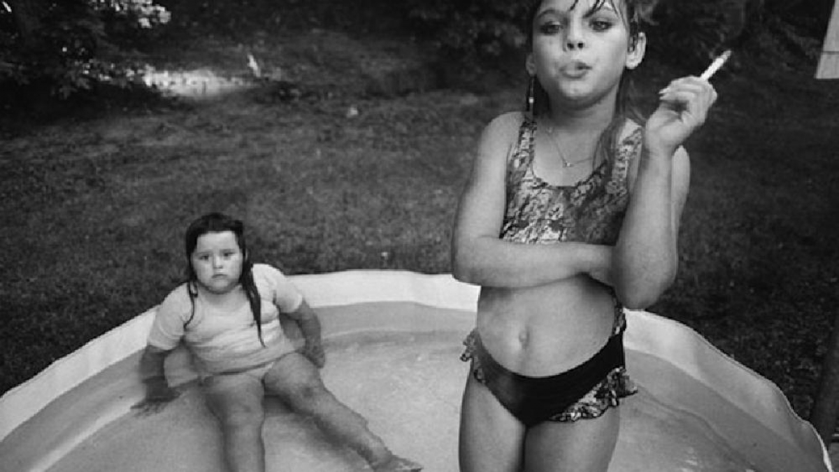 Mary Ellen Mark e la piccola fumatrice, 25 anni dopo