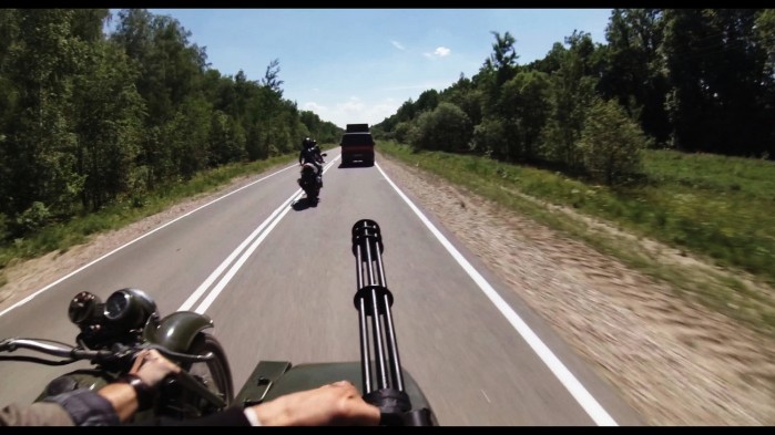 Anche di smitragliare con un Vulcan su un sidecar, per inciso.