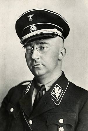 Heinrich Luitpold Himmler (Monaco di Baviera, 7 ottobre 1900 – Luneburgo, 23 maggio 1945) è stato un militare e criminale di guerra tedesco, Reichsführer delle Schutzstaffel dal 1929, comandante della polizia dal 1936 e delle forze di sicurezza del Terzo Reich (Reichssicherheitshauptamt (RSHA) o Ufficio centrale della sicurezza del Reich) dal 1939. Nel 1943, venne nominato ministro dell'Interno del Reich. Catturato dalle forze inglesi per essere giudicato come criminale di guerra dal Tribunale militare internazionale di Norimberga, si diede la morte con del cianuro il 23 maggio 1945. Fu uno dei maggiori responsabili della Germania nazista per l'instaurazione del cosiddetto nuovo ordine nazionalsocialista. (via Wikipedia)