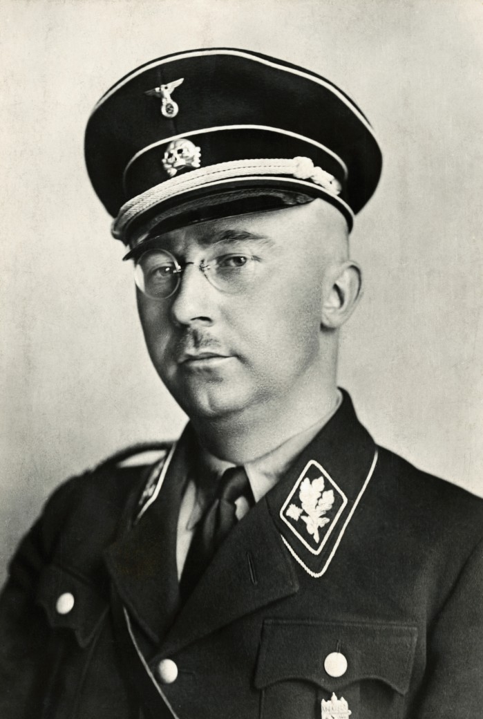 Heinrich Luitpold Himmler (Monaco di Baviera, 7 ottobre 1900 – Luneburgo, 23 maggio 1945) è stato un militare e criminale di guerra tedesco, Reichsführer delle Schutzstaffel dal 1929, comandante della polizia dal 1936 e delle forze di sicurezza del Terzo Reich (Reichssicherheitshauptamt (RSHA) o Ufficio centrale della sicurezza del Reich) dal 1939. Nel 1943, venne nominato ministro dell'Interno del Reich. Catturato dalle forze inglesi per essere giudicato come criminale di guerra dal Tribunale militare internazionale di Norimberga, si diede la morte con del cianuro il 23 maggio 1945. Fu uno dei maggiori responsabili della Germania nazista per l'instaurazione del cosiddetto nuovo ordine nazionalsocialista. (via Wikipedia)