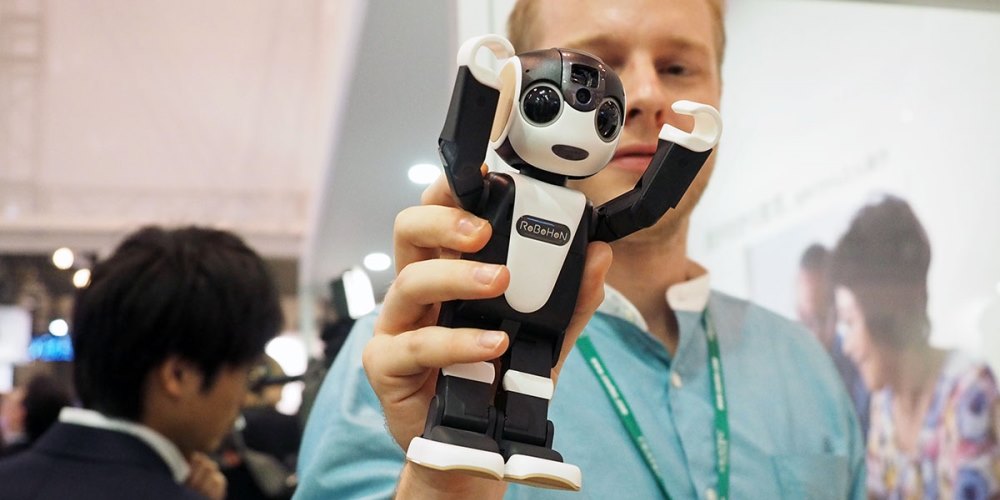 Sharp RoboHon: il robot smartphone è realtà in Giappone