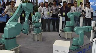 Foxconn sostituisce gli esseri umani con i robot
