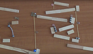 Magnets and marbles, la Rube Goldberg Machine da scrivania