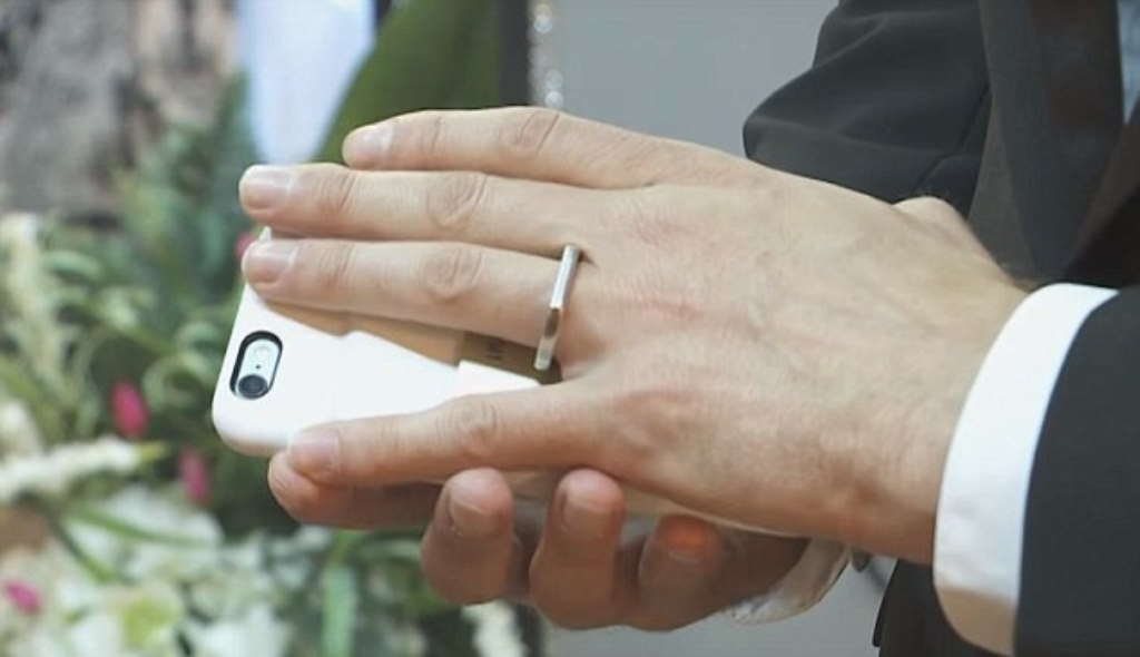 A Las Vegas un uomo ha sposato il suo smartphone