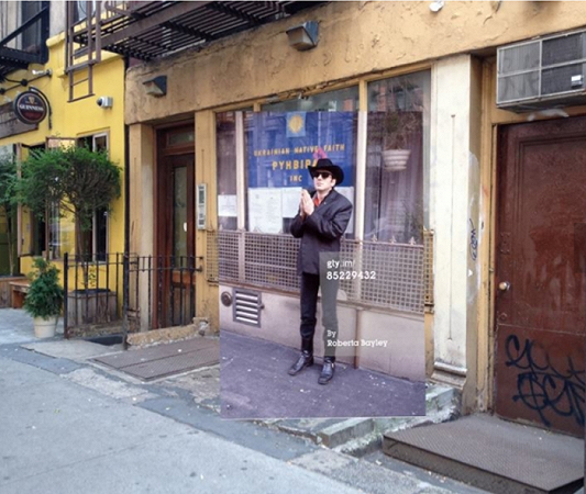 In questo scatto del 1980, ad opera di Roberta Bayley, Joe Strummer è di fronte all'Ukranian Native Faith Office, al 116 St. Mark's Place, nell'East Village di New York.