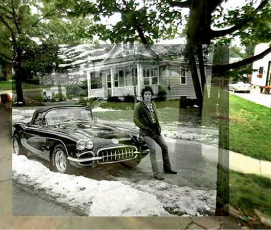 Questa foto di Bruce Springsteen seduto sul cofano di una Corvette è stata scattata a Haddonfield (New Jersey) nel 1978.