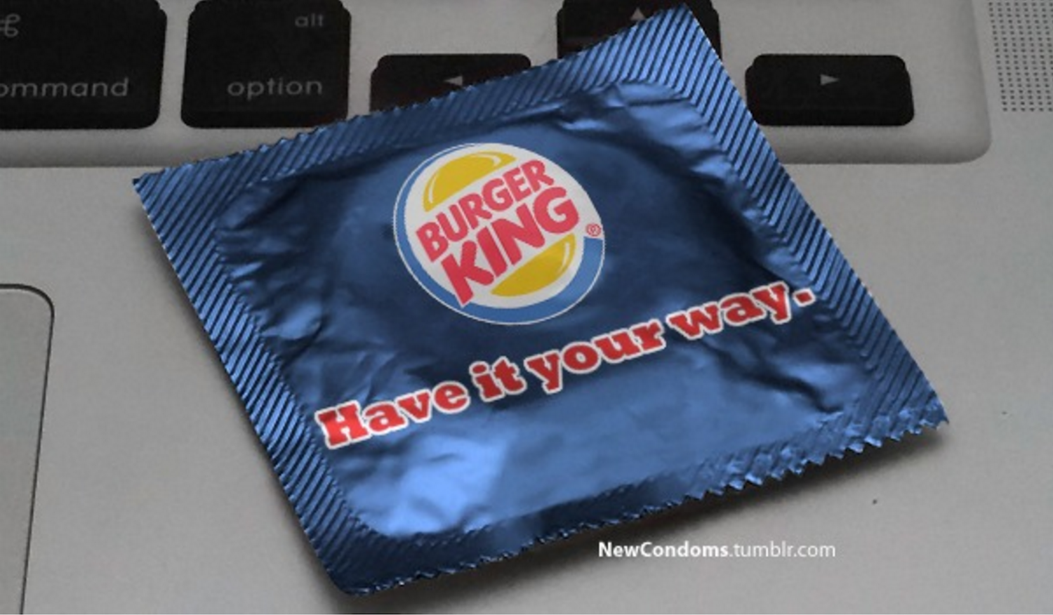 ...ha creato alcune confezioni di preservativi che riportano il logo, ma so...