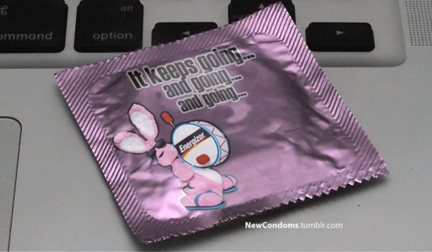 ...ha creato alcune confezioni di preservativi che riportano il logo, ma so...