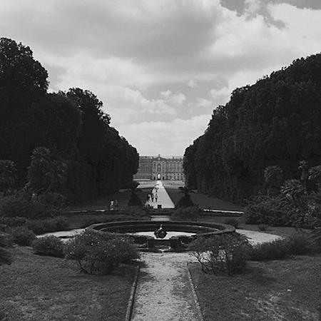 In assenza di un super-tele, per fare in modo che si vedesse la Reggia di Caserta e che non fosse un puntino lontano, ho dovuto operare un discreto cropping e, anche se il risultato finale è accettabile (grazie anche al b/n), si vede.