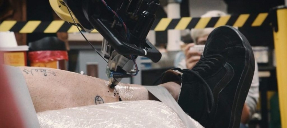 World’s_First_Tattoo_by_Industrial_Robot_on_Vimeo-941x420
