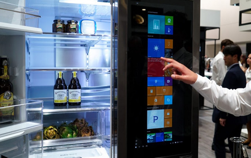 LG, a IFA 2016 il frigo smart con Windows 10