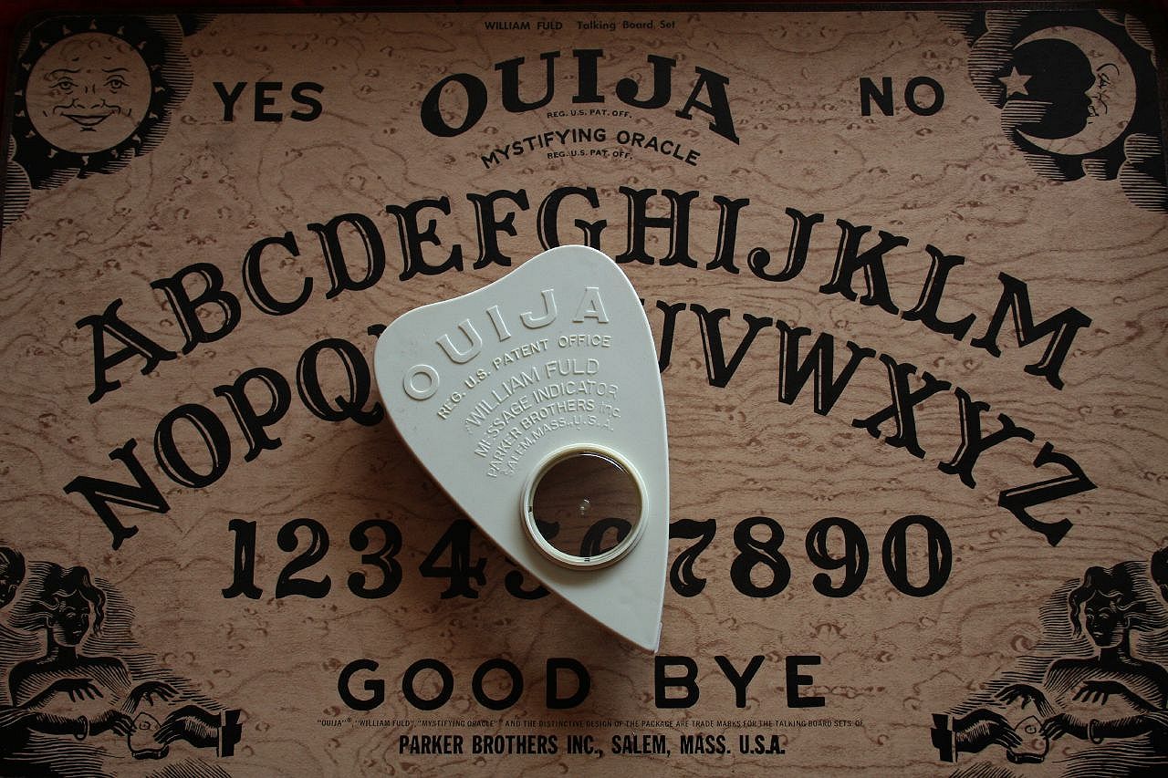 La tavoletta Ouija: dalle origini al mito, passando per la cronaca