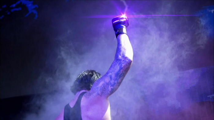 Classica taunt dell'Undertaker: prima dell'uscita dal ring, mostra il pugno chiuso rivolto verso l'alto, senza voltarsi verso il pubblico che pure lo sta applaudendo.