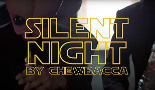 Chewbacca canta ‘Silent Night’