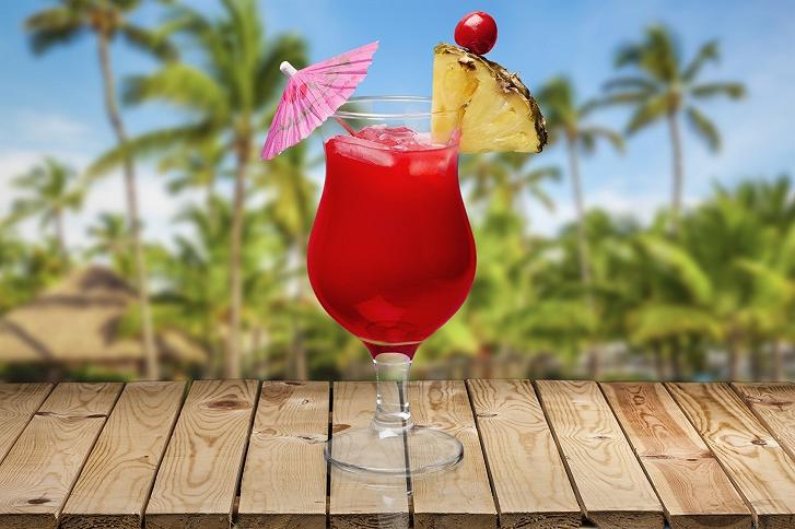 Un ombrellino da cocktail sulla spiaggia